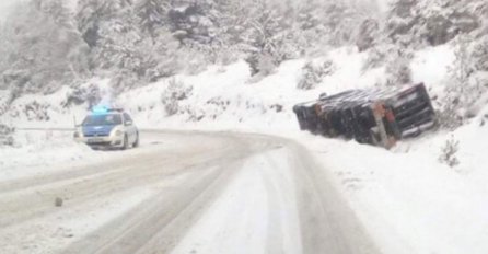 Prevrnuo se kamion na Romaniji, vozač lakše povrijeđen 