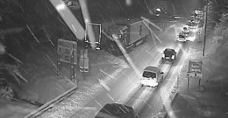 SAOBRAĆAJ BLOKIRAN ŠIROM BiH: Zimske službe nisu u mogućnosti proći ispred kolone vozila da očiste puteve