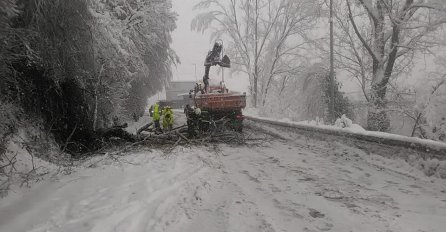 ZBOG SNIJEGA U KONJICU HAOS, OD SVIJETA ODVOJENO 170 SELA: Zaprimljen veći broj poziva o neprohodnosti puteva