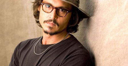 DŽONI DEP U STRASTVENOM POLJUPCU SA NEPOZNATOM PLAVUŠOM! Da li je to na pomolu nova holivudska romansa? (FOTO)