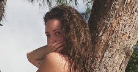 ZBOG SRAMOTE JE POKRILA LICE: Kad joj vidite zadnjicu I OVAJ DETALJ sve će vam biti jasno (FOTO)