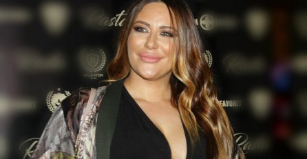 MAJKA ANE NIKOLIĆ IMA 61 GODINU, A IZGLEDA KAO DA JOJ JE SESTRA: Nećete vjerovat kad vidite! (FOTO)