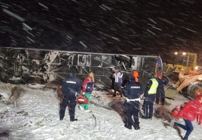 SRBIJA: Autobus sletio sa kolovoza, 3 osobe poginule, ima povrijeđenih