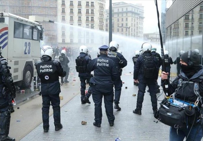 Policija suzavcima rastjeruje demonstrante u blizini zgrade EU-a