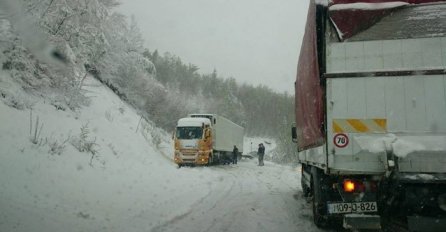 IZDALI UPOZORENJE, UKOLIKO KREĆETE NA PUT, OPREZ: Saobraćaj obustavljen, ovi putni pravci su NAJKRITIČNIJI 