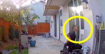MUŠKARAC JE KLEČAO PRED VRATIMA NEPOZNATE ŽENE: Pretrnula je kad je shvatila ŠTA NAMJERAVA (VIDEO)