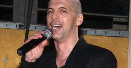 ŠOK U PUBLICI, TOPALKO PREKINUO KONCERT, PA NAPUSTIO SALU: Evo u kakvom je stanju!