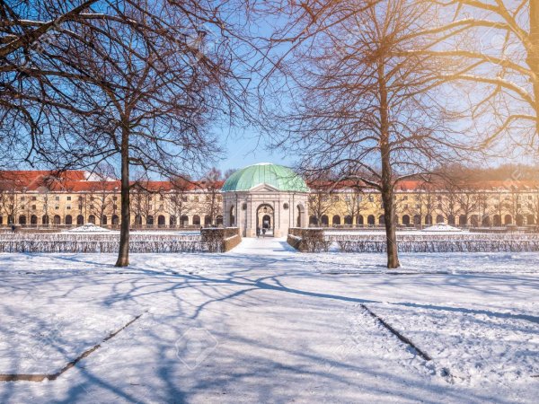 101145706-munich-germany-winter-view-with-snow-of-the-hofgarten-round-pavilion-in-the-baroque-garden-sunny-day