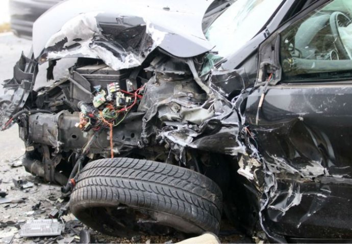 STRAŠAN SUDAR TRI AUTA, POLICIJA NA LICU MJESTA: Dvoje ljudi hitno prebačeno u bolnicu (FOTO) 