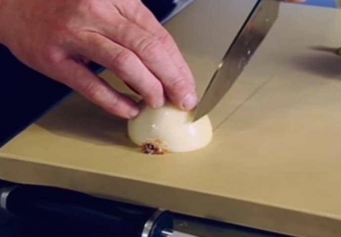 CIJELI ŽIVOT SJECKAMO CRNI LUK POGREŠNO: Slavni kuhar otkrio FENOMENALAN TRIK, samo ovako je ispravno (VIDEO)