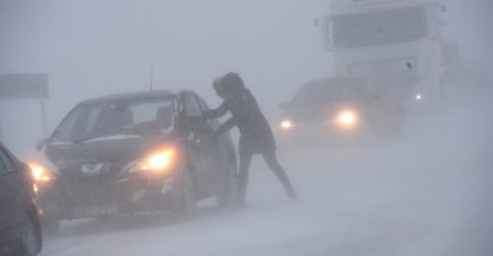 PRIBLIŽAVA SE OPASNA OLUJA: Polupani prozori na objektima, LJUDI NE IZLAZITE IZ KUĆA Meteorolozi izdali upozorenje