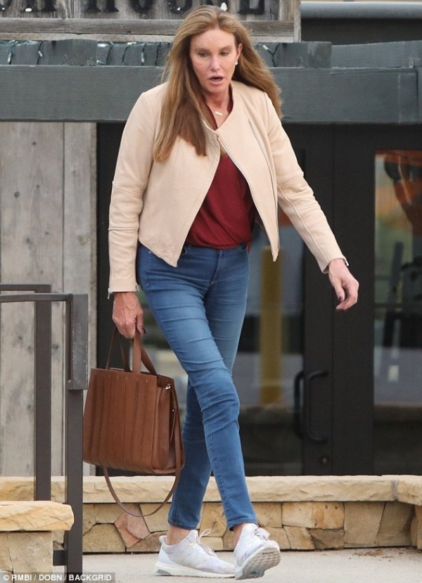 4a55050200000578-5517125-weekend-warrior-caitlyn-jenner-went-for-a-casual-yet-chic-look-d-a-78-1521440349908