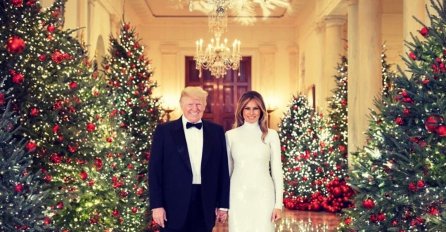 NAIZGLED OBIČNA BOŽIĆNA FOTOGRAFIJA DONALDA I MELANIE TRUMP! Ali kada se malo bolje pogleda, iza nje se krije mnogo nesvakidašnjih i neobičnih detalja! (FOTO)