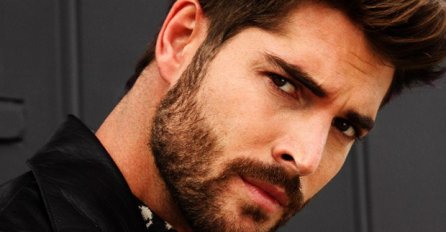 SKINUO JE MAJICU I KRENUO DA ČISTI SNIJEG: Žene ne mogu da skinu pogled sa OVOG DETALJA!