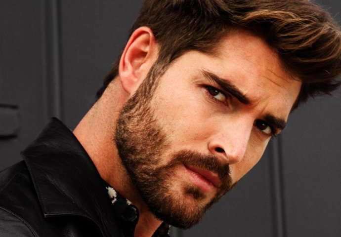 SKINUO JE MAJICU I KRENUO DA ČISTI SNIJEG: Žene ne mogu da skinu pogled sa OVOG DETALJA!