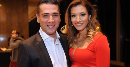 Stigla dotjerana sa malim Kostom: Jovana blistala na Željkovom koncertu, a svi su gledali ovaj detalj na nogama