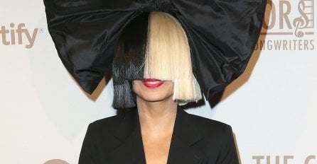 PJEVAČICA GODINAMA NASTUPA SA PERIKOM, A SADA JE POKAZALA CIJELO LICE: Niko nije mogao da skine pogled (FOTO)