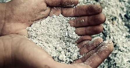 AKO BACATE PEPEO IZ ŠPORETA ODMAH PRESTANITE: Evo šta možete uraditi s njim, KAKO OVO RANIJE NISMO ZNALI?