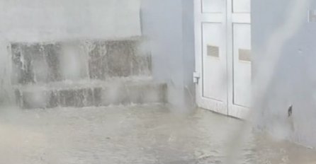 PADAO GRAD VELIČINE TENISKE LOPTICE, SAOBRAĆAJNI  KOLAPS U CIJELOM GRADU: Strašno nevrijeme napravilo ogromnu štetu (FOTO)