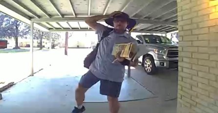 POŠTAR POSTAO HIT NA INTERNETU: Kamera ispred ulaza snimila ga u zanosnom plesu! (VIDEO)