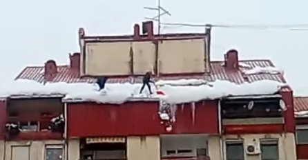 UZELI LOPATE I POPELI SE NA ZALEĐENI KROV ZGRADE: Prolaznici ih u šoku posmatrali (VIDEO)