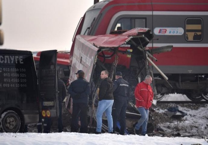 NEZAPAMĆENA TRAGEDIJA POTRESLA CIJELU SRBIJU, POLICIJACI PLAČU DOK IZVLAČE ŽRTVE: Prizori su sablasni 