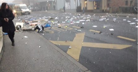 BLOKIRAN SAOBRAĆAJ, DJEVOJKA BACALA DEČKOVE STVARI KROZ PROZOR ZGRADE: "Lete stolice, stol, boce, tepisi, tenisice, knjige..." (FOTO)