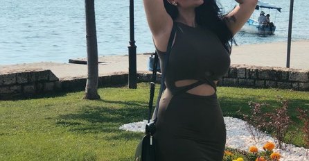 U ŽELJI DA PRIVUČE PAŽNJU, POPULARNA PJEVAČICA SE OBRUKALA: Svi su gledali samo u ovaj detalj! (FOTO)