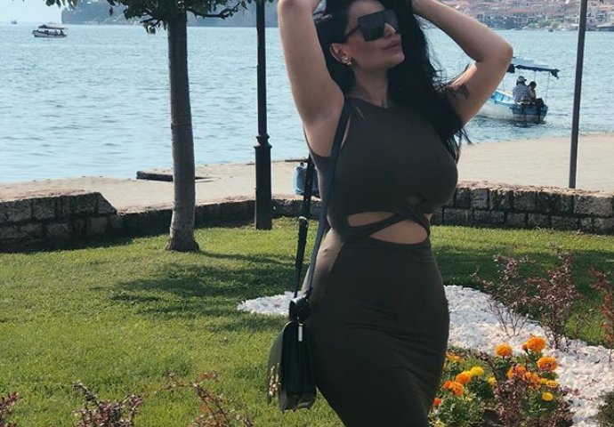 U ŽELJI DA PRIVUČE PAŽNJU, POPULARNA PJEVAČICA SE OBRUKALA: Svi su gledali samo u ovaj detalj! (FOTO)