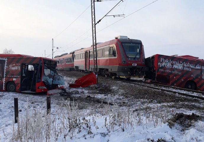 POVICI KOJI LEDE KRV U ŽILAMA:  "Ide voz! Prebaci u prvu!", vikali su putnici iz AUTOBUSA 