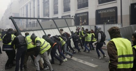 Ne prestaju protesti u Francuskoj, blokirano 200 puteva