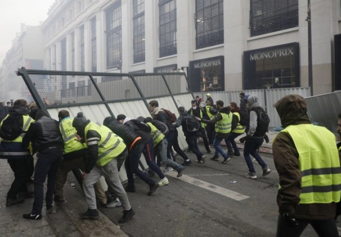 Ne prestaju protesti u Francuskoj, blokirano 200 puteva