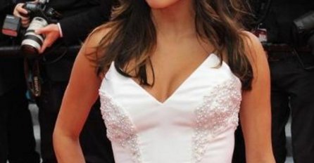 IMA MILIONE, A POGLEDAJTE GDJE KUPUJE: Ljudi ostali bez teksta kad su je OVDJE ZATEKLI, daleko od GLAMURA (FOTO)