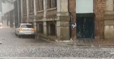 TOTALNA HAVARIJA! ZASTRAŠUJUĆA TUČA POHARALA CIJELI GRAD: Gromade veličine teniske loptice razbijale krovove, stakla i aute, šteta je astronomska (VIDEO)