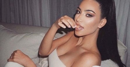 Kim Kardašijan kakvu niste vidjeli do sada: Obukla provokativnu providnu prazničnu haljinu, sve se vidi