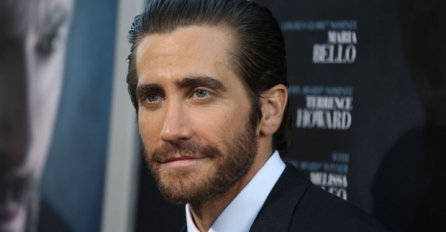 ZAVEO JE 16 GODINA MLAĐU MANEKENKU: Poznati glumac uživa u novoj vezi (FOTO)