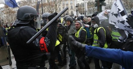 Francuski policajac potegnuo pištolj na nasilne Žute prsluke