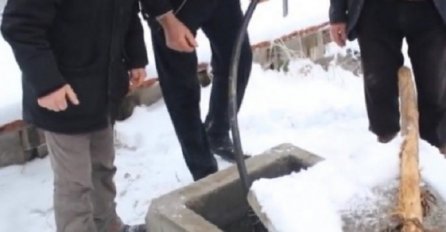 LJUDI IZBEZUMLJENO GLEDAJU ČUDO U SRBIJI! Prvo su osjetili čudan miris u kući, a onda su pustili slavinu JOŠ NE MOGU DA VJERUJU ŠTA JE POTEKLO