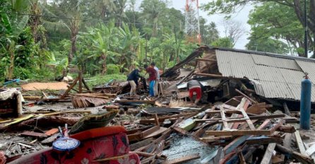 INDONEZIJA: Broj poginulih porastao na 280, spasioci golim rukama izvlače leševe