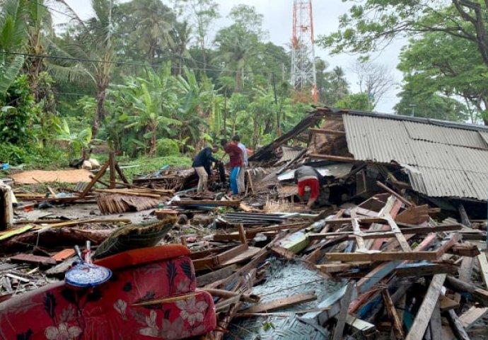 INDONEZIJA: Broj poginulih porastao na 280, spasioci golim rukama izvlače leševe