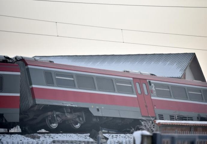 NOVA NESREĆA U SRBIJI, NE ZNA SE IMA LI STRADALIH: Voz se zakucao u automobil kod Vrnjačke Banje