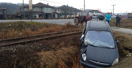 Voz udario u automobil kod Vrnjačke Banje, povrijeđen mladić