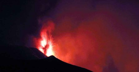 Vulkan Etna izbacuje lavu i pepeo iz nove pukotine (VIDEO)