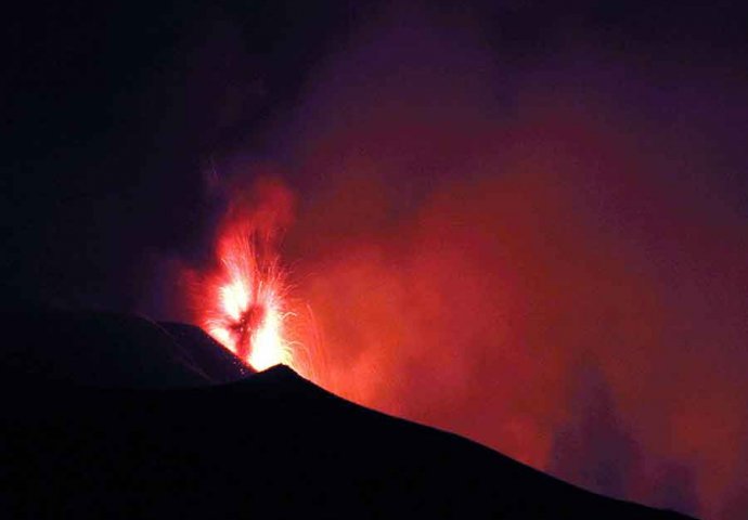 Vulkan Etna izbacuje lavu i pepeo iz nove pukotine (VIDEO)