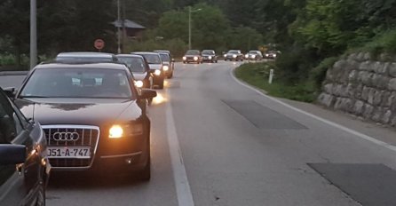 STANJE NA PUTEVIMA: Potpuna obustava saobraćaja na ovim  dionicama, velike kolone na nekoliko magistralnih puteva! Vozačima se savjetuje da se drže predviđenih  obilaznica!