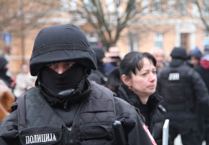 POLICIJA UPALA U KUĆU DAVORA DRAGIČEVIĆA: Pogledajte šta naša policija radi!