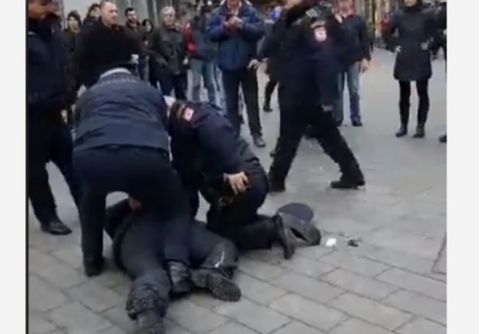 OBORILI SU JE NA POD I ZGRABILI ZA RUKE: Pogledajte dramatične slike sa Trga Krajine