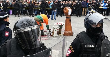 OKUPLJENI PLAČU I VRIŠTE: Pogledajte najdramatičniju scenu sa DAVIDOVOG TRGA 