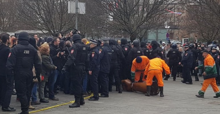 PRIPADNICI MUP-A RS SA TRGA UKLONILI SVIJEĆE I CVIJEĆE: Suze na licima okupljenih (FOTO)