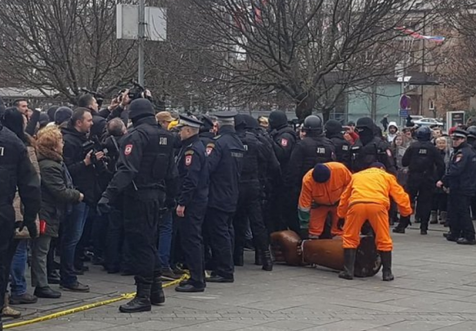 PRIPADNICI MUP-A RS SA TRGA UKLONILI SVIJEĆE I CVIJEĆE: Suze na licima okupljenih (FOTO)